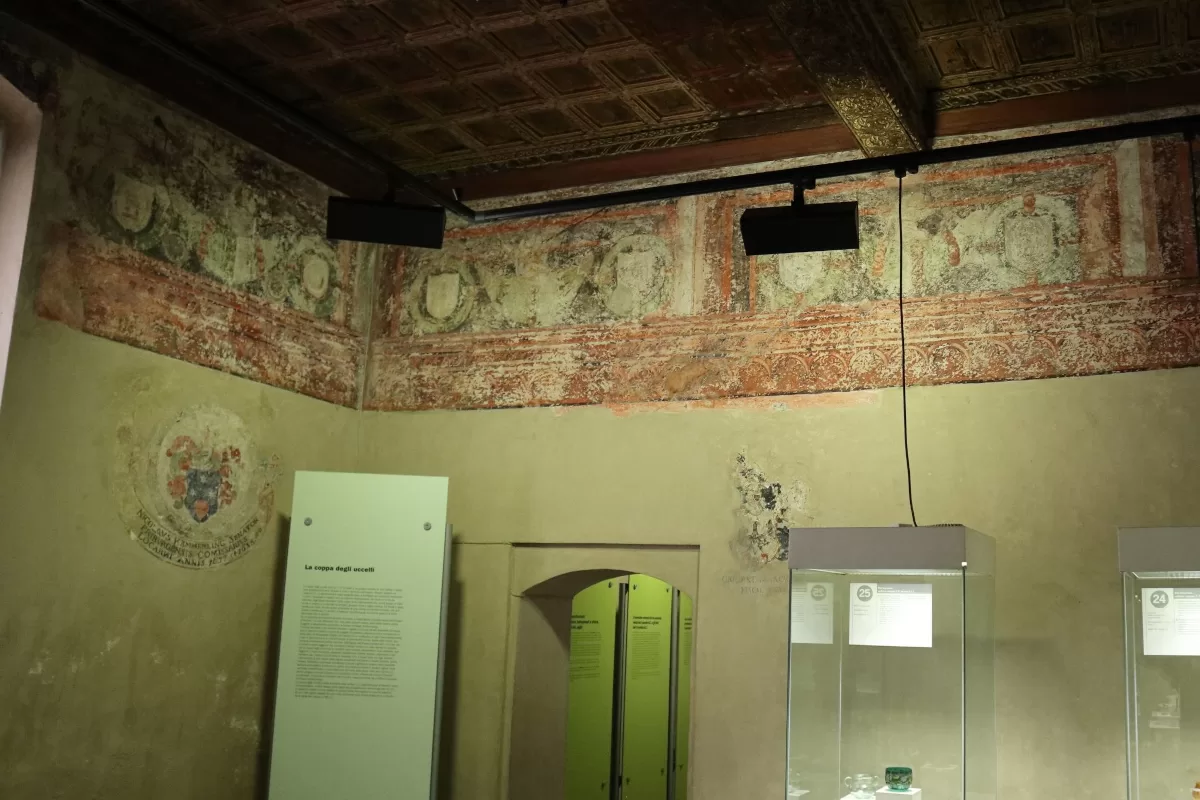 Noch schemenhaft zu erkennen am oberen Teil der Wand sind Umrisse von Wappen.
