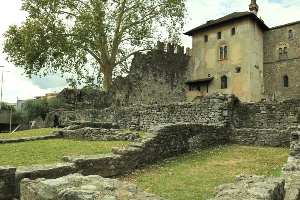 Aussenansicht Castello Visconteo. Im Hintergrund das Castello, davor Mauerüberreste